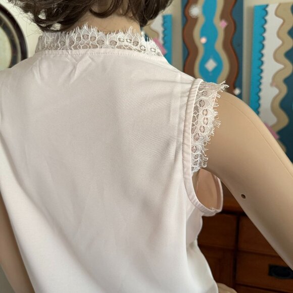 Elegant Apricot Womens Blouse Size Medium Sleeveless Lace Trim V-Neck - Picture 10 of 11